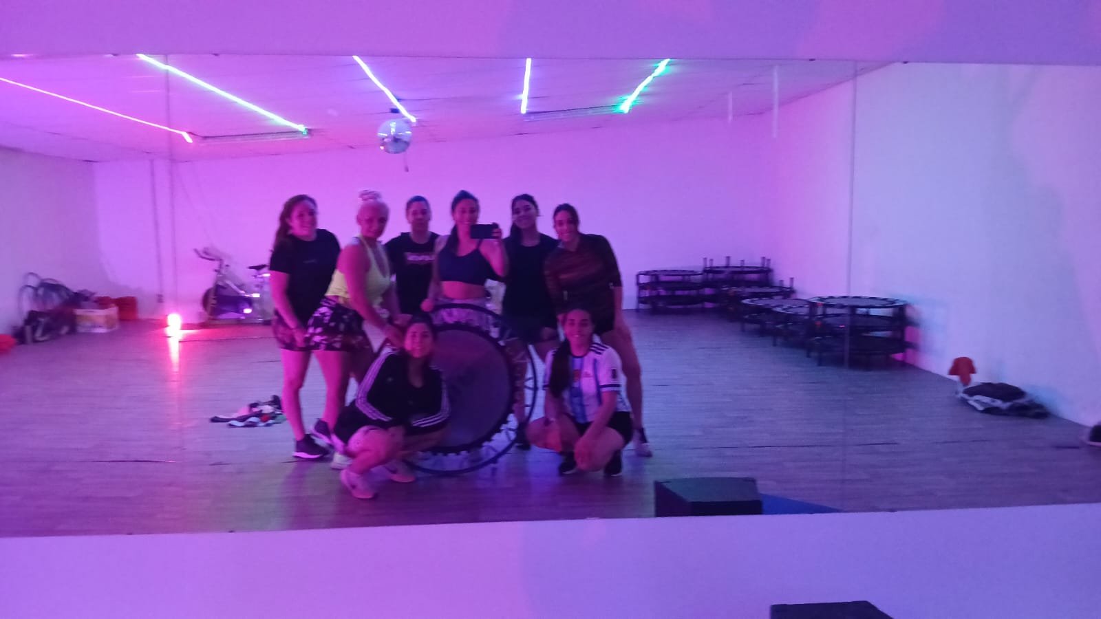 Alumnas saltando en clase de Jump